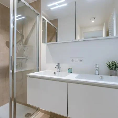 Huswell - Modern 3 Bedroom In Lejlighed